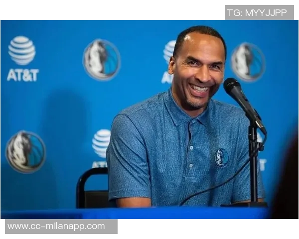 身穿湖人球衣的男孩与独行侠老板同坐一席再现昔日竖中指事件